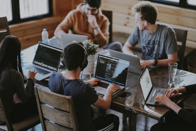 Équipe de développeurs collaborant